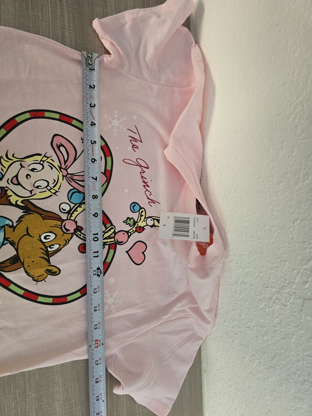 Dr. Seuss The Grinch Cindy Lou Who & Max Pink Graphic T-Shirt NWT Size S Holiday - Picture 7 of 7